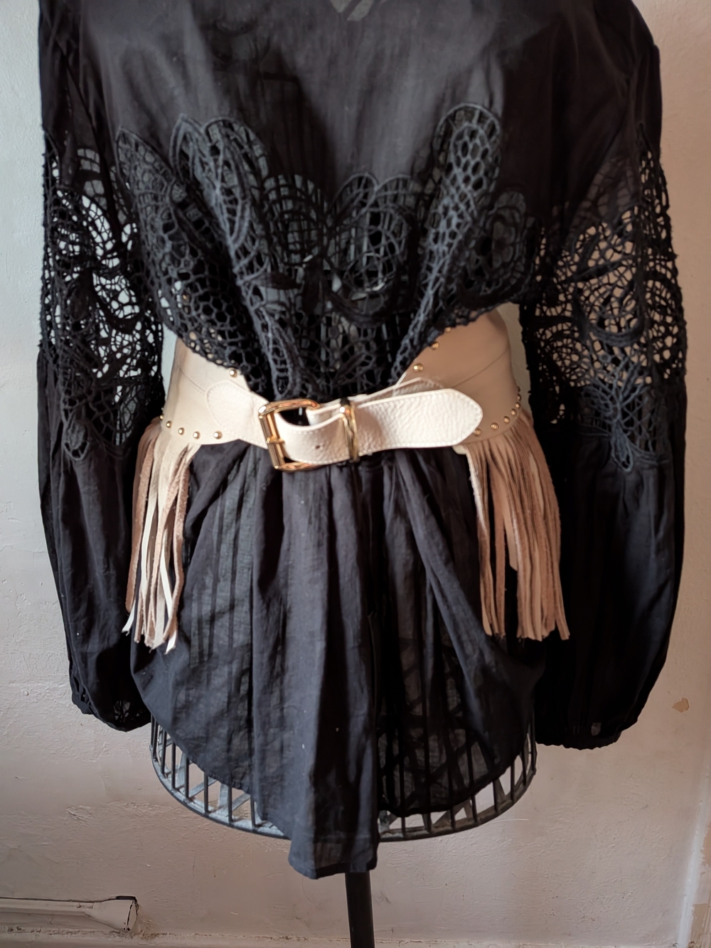 NWT! B-Low the Belt Beige Fringed Wide Waist Belt with Gold Buckle - Picture 4 of 10